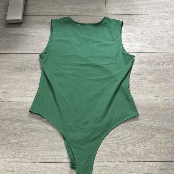 Green A new day body suit size medium - Picture 4 of 4